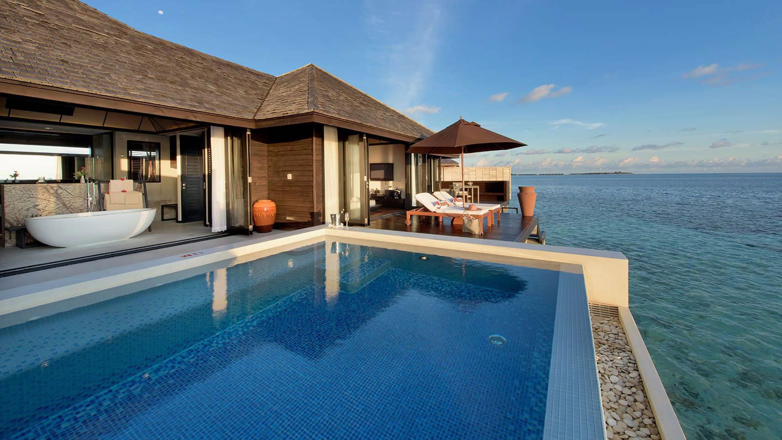 Бассейн на берегу моря. Lily Beach Resort Spa. Lily Beach Resort Spa 5. Вилла на Мальдивах. Lily Beach Maldives Beach Villa.