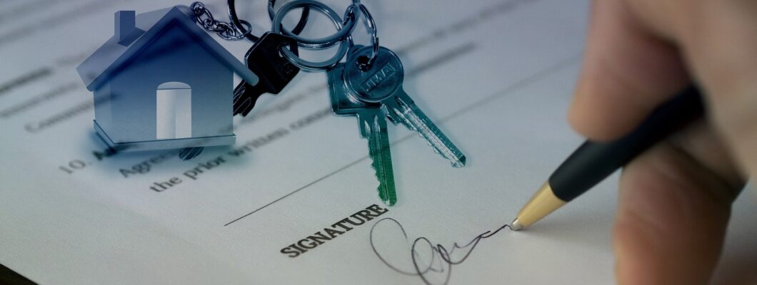 недвижимость, ключи, документы. выписка,